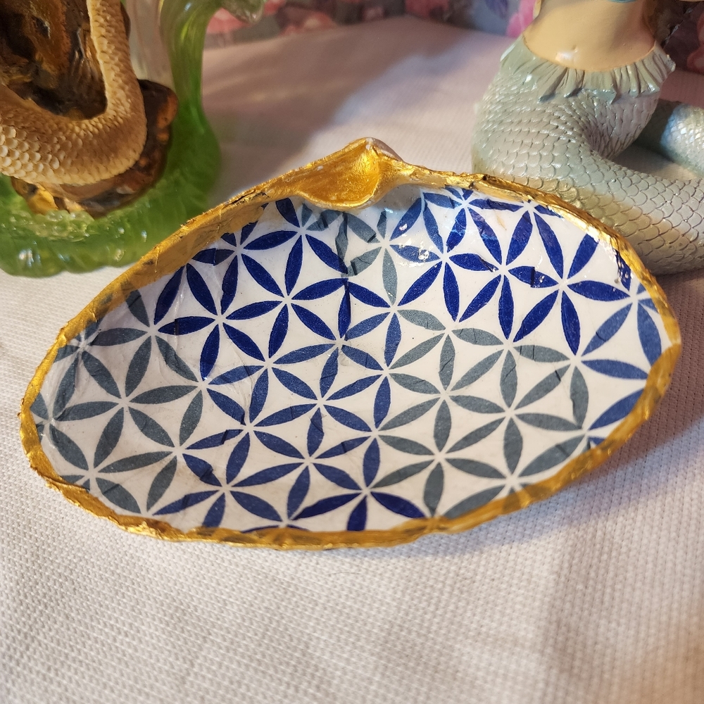 Blue & White Decorative Shell Dish with Gold Edge